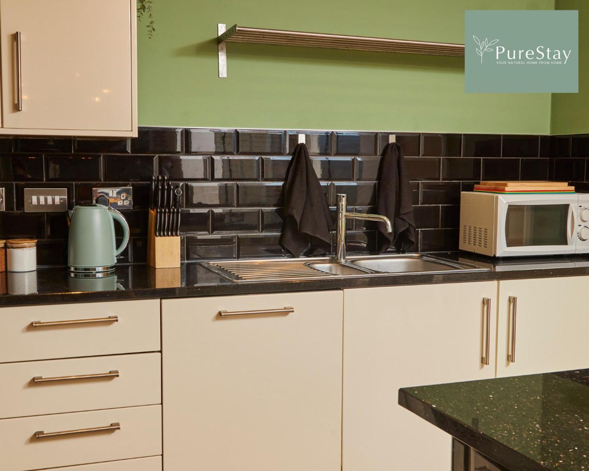Superb House Manchester Near Etihad With Free Parking Sleeps 8 Zewnętrze zdjęcie
