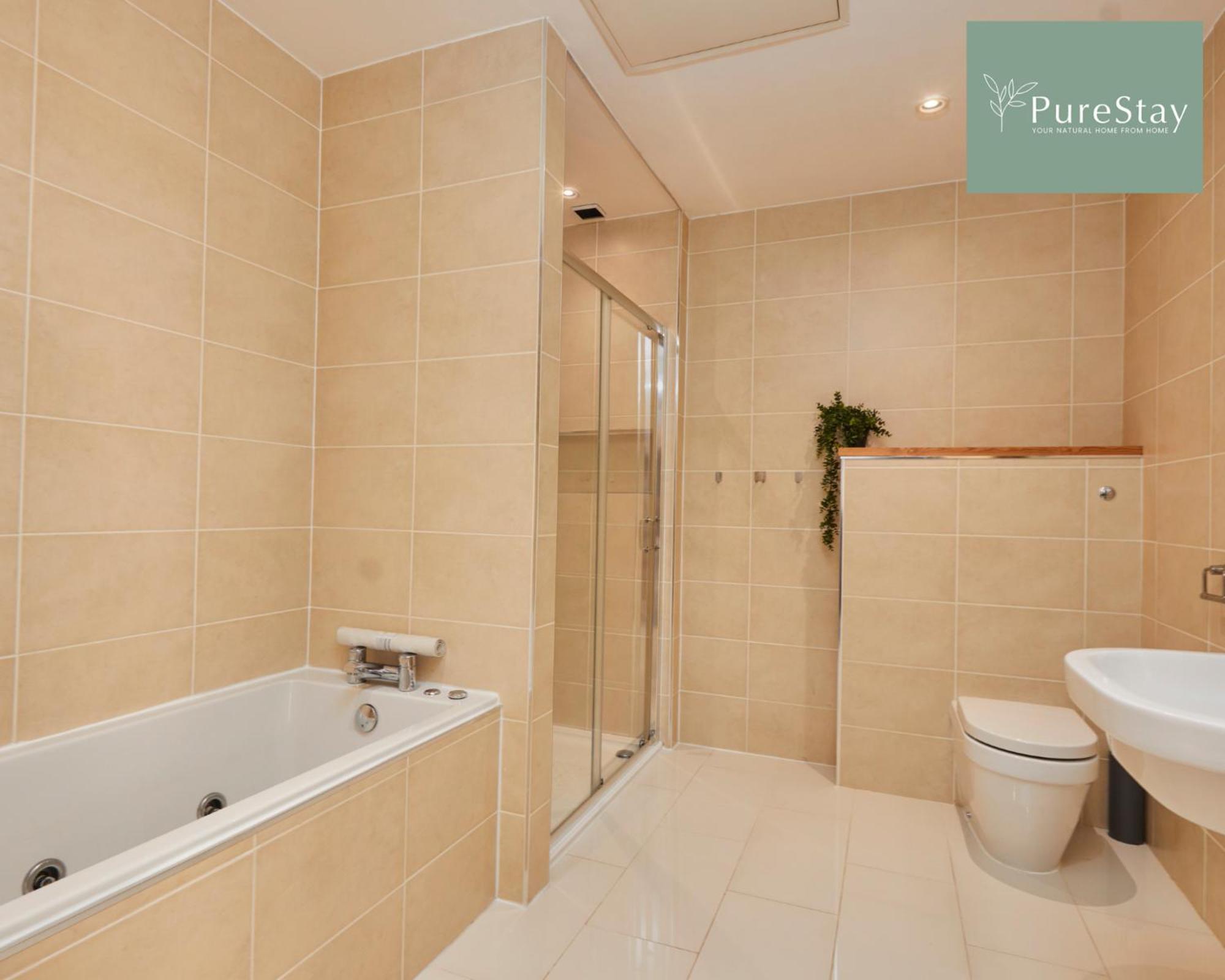 Superb House Manchester Near Etihad With Free Parking Sleeps 8 Zewnętrze zdjęcie