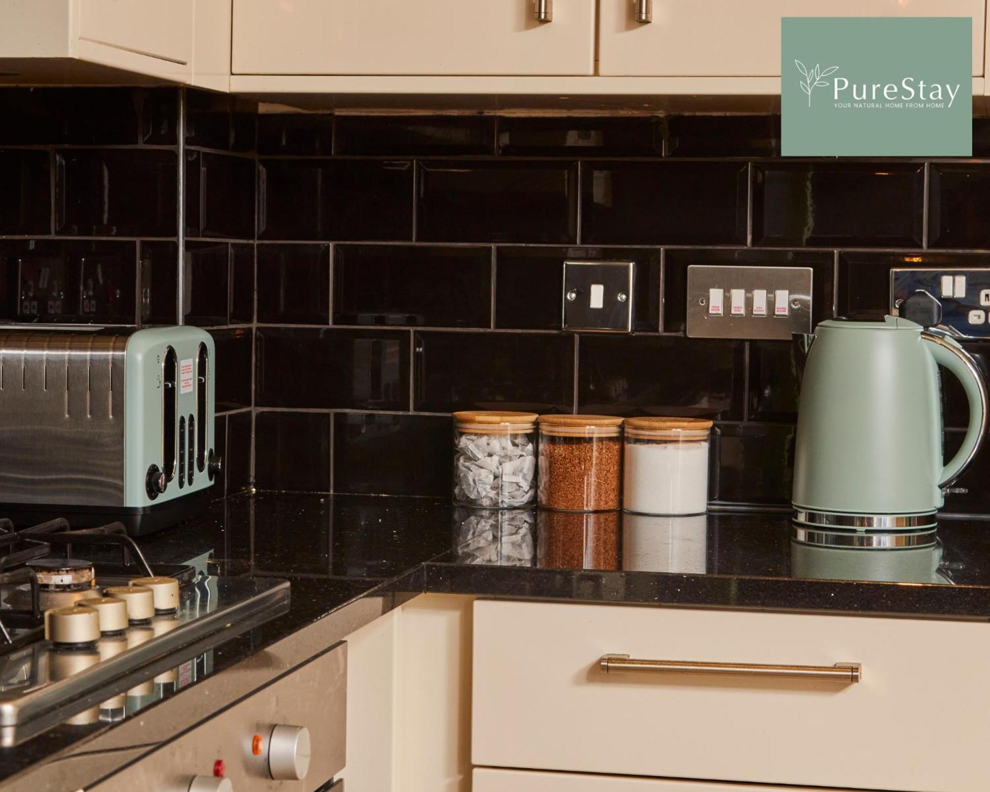 Superb House Manchester Near Etihad With Free Parking Sleeps 8 Zewnętrze zdjęcie