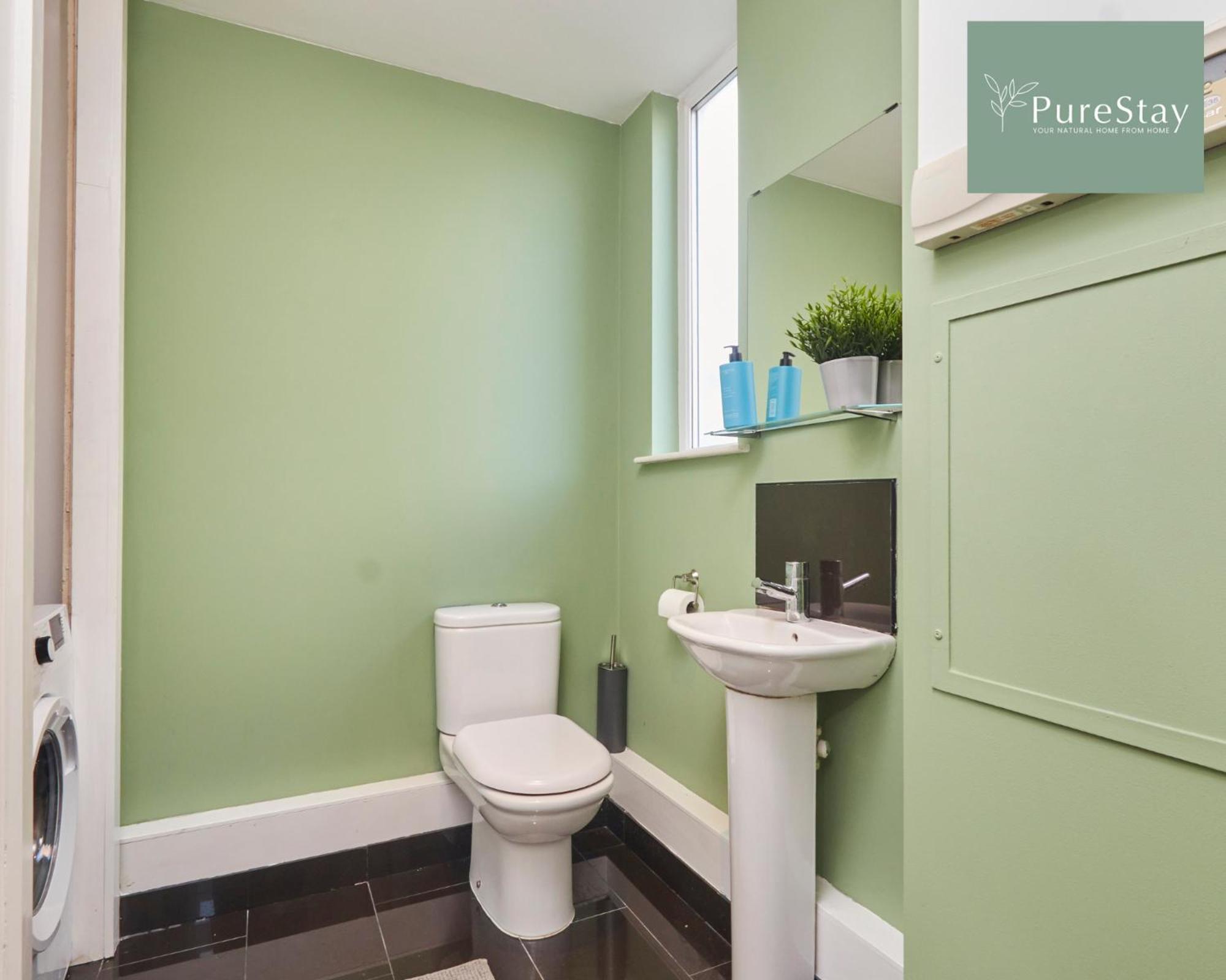 Superb House Manchester Near Etihad With Free Parking Sleeps 8 Zewnętrze zdjęcie