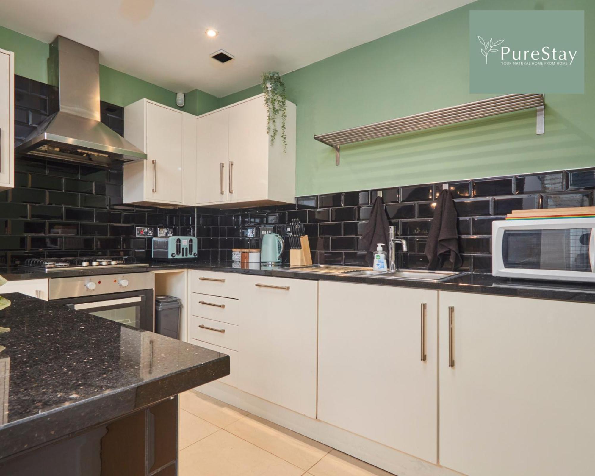 Superb House Manchester Near Etihad With Free Parking Sleeps 8 Zewnętrze zdjęcie